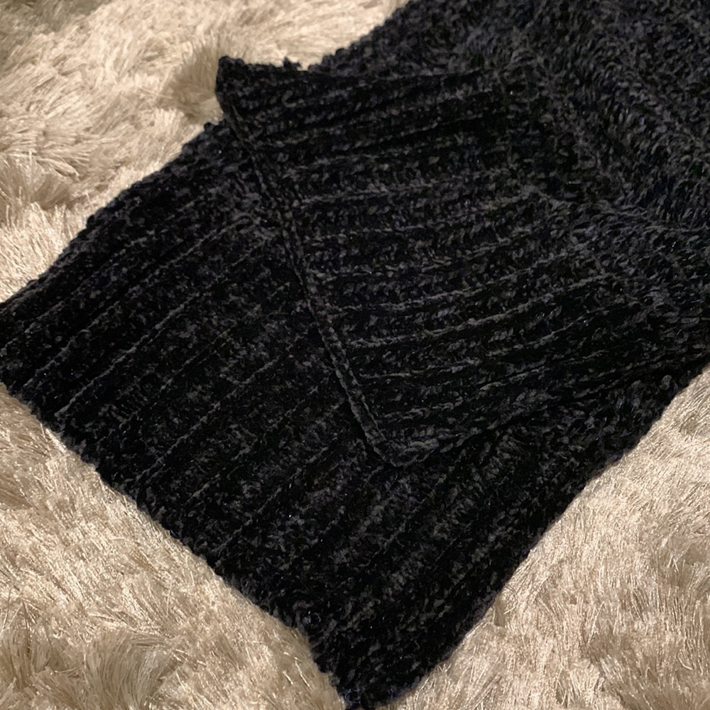 Velvet touch scarf. - Picture 3 of 3